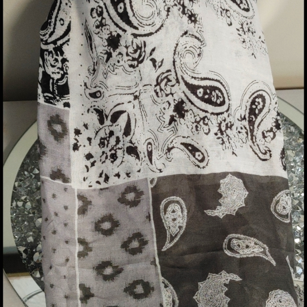 Express Multipatterned Black & Gray Scarf. - Picture 5 of 6